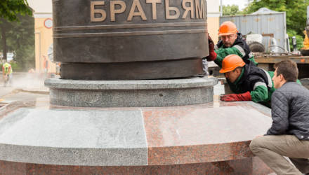 Исторический момент. В Гомеле установили памятный знак братьям Лизюковым