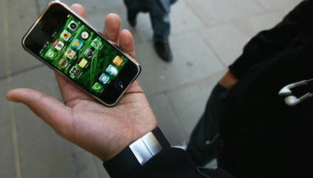 В Гомеле двое парней на улице попросили дать позвонить – и с чужим iPhone бросились наутёк