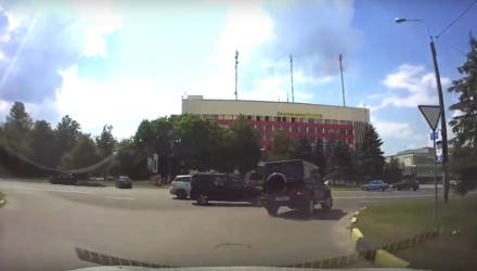 Безумный "Гелик". Очевидец заснял на видео опасные манёвры чёрного внедорожника в Гомеле