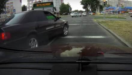 Мой город, мои правила. В Светлогорске заметили неадекватную Audi, которая ездит как угодно, но только не по ПДД