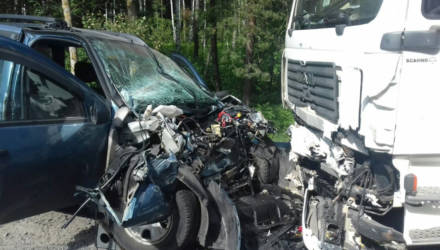 На Гомельщине водитель Mercedes уснул и врезался в трактор, ещё один автолюбитель на Renault столкнулся с грузовиком - ребёнок в реанимации