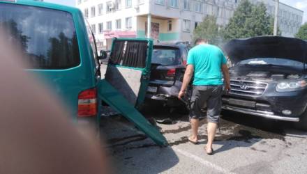 В Речице напротив ЗАГСа водитель Hyundai устроил массовое ДТП