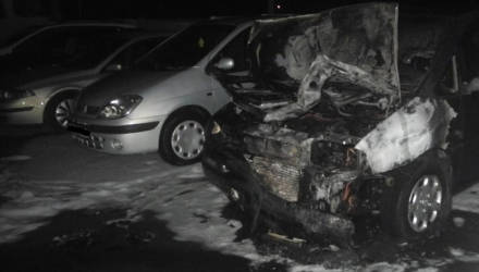 В Гомеле в час ночи загорелось авто