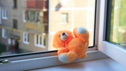 В Речицком районе 8-летняя девочка выпала из окна