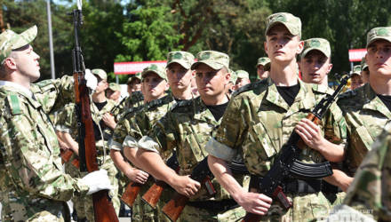 В Гомеле 70 новобранцев приняли присягу на плацу войсковой части 5525