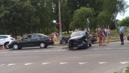 В Гомеле Audi впечатало в столб после столкновения трёх авто