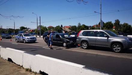 В Гомеле беспечный VW Passat врезался в осторожный внедорожник Nissan