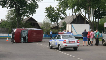 В Калинковичах опрокинулся микроавтобус, гружённый огурцами