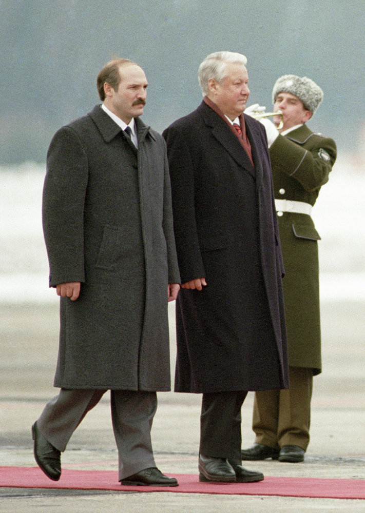 Лукашенко фото в молодости фото