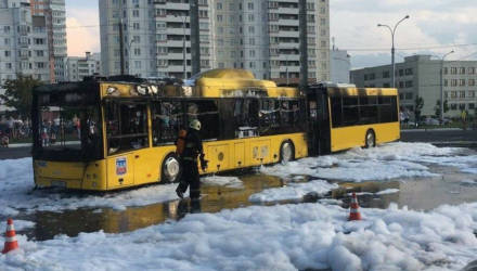 На диспетчерской станции "Кунцевщина" открытым пламенем горел автобус. Комментарий водителя парка