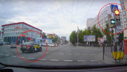 В Гомеле очередной таксист проехал перекрёсток на красный. Пользователи гадают: забыл ПДД или просто торопыга?