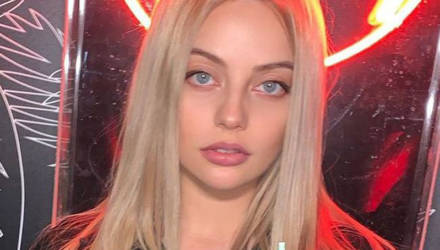 Катя Кищук передала фанатам жаркий привет, выложив откровенные фото из бассейна