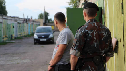 В Гомеле собака-ищейка нашла в гараже на Сельмаше у 23-летнего парня килограмм марихуаны