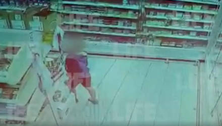 Опубликовано видео из магазина, куда прибежал голодный мальчик с цепью на шее