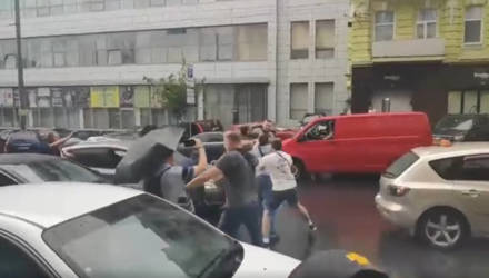 На Порошенко напали в Киеве после допроса — видео