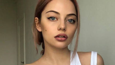 Экс-солистка Serebro показала на фото пышные формы, отдыхая вместе с родителями