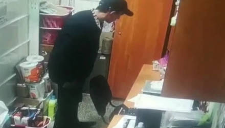 В Гомеле молодой человек зашёл в магазин, открыл сейф, взял сумку с крупной суммой денег и... спокойно вышел
