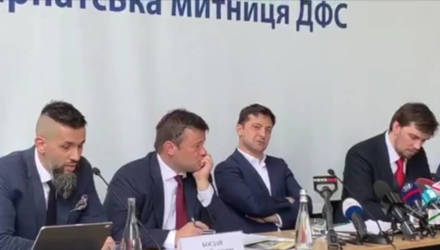 Врач объяснил, с чем связано странное поведение Зеленского на совещании