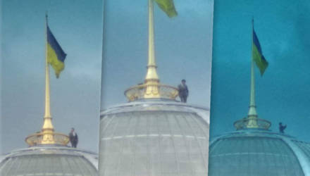Украинцы гадают, зачем Зеленский залез на купол Рады