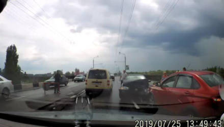 В Гомеле на Новобелицком мосту произошло два ДТП