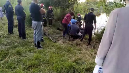 Автомобиль в Гомеле вылетел с дороги, врезался в дерево и едва не утонул в карьере – видео