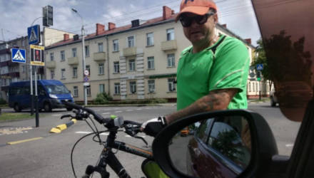 Внимание, розыск! В Гомеле ищут мужчин, которые взбесились и напали на автомобили