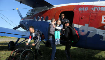 Гомельские инвалиды-спинальники прыгнули с парашютом