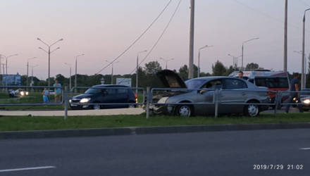 Серьёзная авария на Восточном обходе в Гомеле: автомобиль снёс столб, висят провода, часть дороги перекрыта
