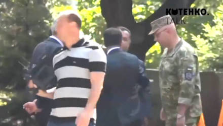 Зеленский резко оттолкнул министра обороны Украины — видео
