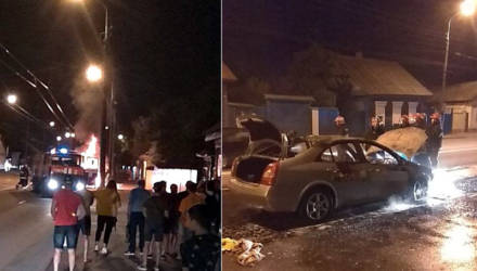 В Гомеле в полночь сгорел автомобиль такси (фото, видео)
