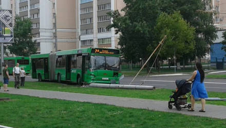 В Гомеле автобус снёс столб. Движение троллейбусов парализовано