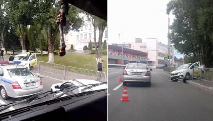 Фотофакт: в Гомеле такси протаранило забор и вылетело на тротуар