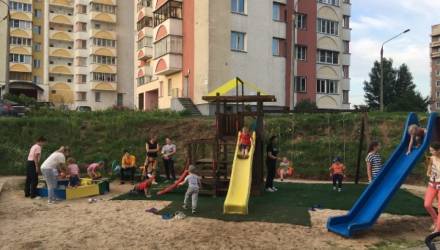 В одном из дворов Гомеля мамочки скооперировались и организовали спорткомплекс для детей. Папы взяли на себя монтаж