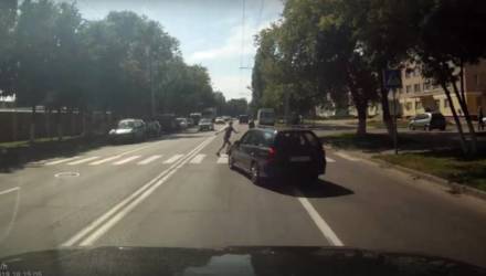 Гомельская ГАИ нашла девушку-водителя, которая едва не сбила детей на пешеходном переходе