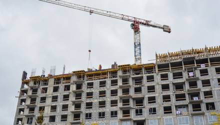 «За» и «против» новой высотки. В Сельмашевском микрорайоне прошла встреча жильцов с застройщиками