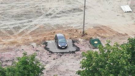 Мама пришла. У грустной истории про забытые машины на площадке для строительства "МакДональдса" в Гомеле случился счастливый конец