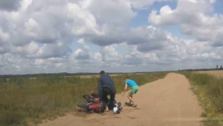 Под Гомелем пьяный отец на мотоцикле с двумя детьми удирал от ГАИ – видео