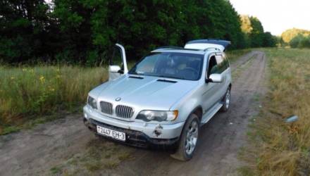 В Мозырском районе пьяный водитель решил прокатить девушку на капоте BMW X5. Она попала под колёса и погибла
