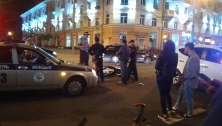 В Гомеле возле парка мотоциклист врезался в поворачивающий внедорожник Hyundai
