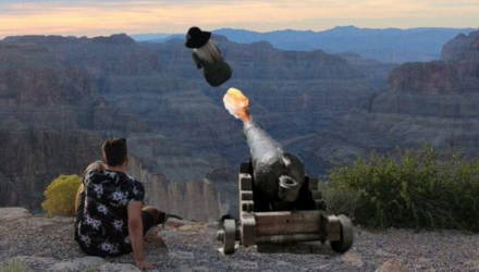 Парень хотел убрать бывшую со снимка, но Twitter решил её проучить: 10 фотожаб