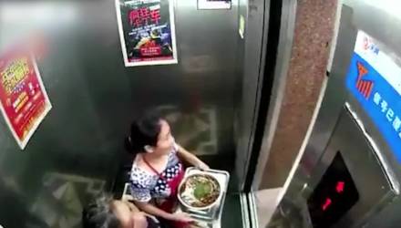 На видео попал случай, как девушке чудом удалось избежать смерти в неисправном лифте