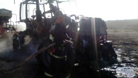 Под Гомелем спасатели тушили загоревшийся в поле трактор