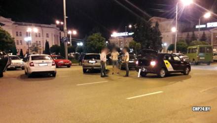 В Гомеле агрессивный пешеход пнул автомобиль-такси, а на Сельмаше избили мужчину