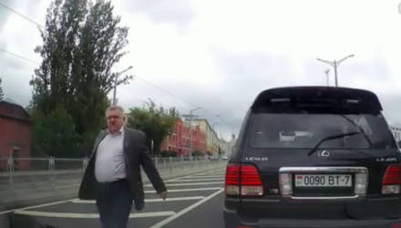 Водитель-белорус сам создал девушке аварийную ситуацию, а затем подрезал и пообещал переломать пальцы