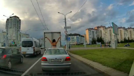 В Беларуси девушка в нижнем белье танцевала, высунувшись из люка – видео