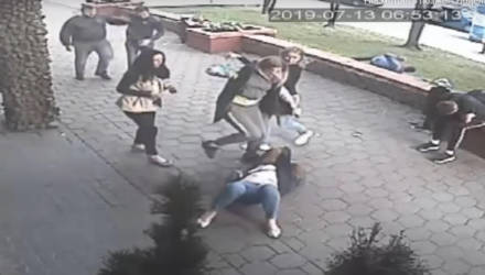 Женщины, ну вы чего? Драка белорусок на улице попала на видео