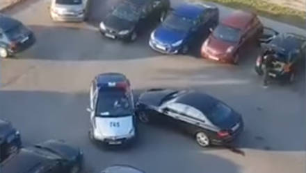 Большие манёвры: пользователи засняли, как сотрудник ГАИ неудачно выехал со стоянки, зацепив Mercedes