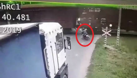 Жуть! Появилось видео, как 15-летний подросток попал на скутере под товарняк в Шклове