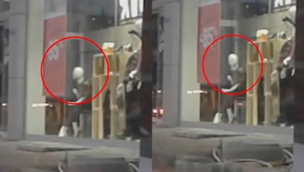 Очевидец снял жуткое видео, как манекен внезапно повернул голову прямо на него