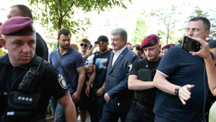 Порошенко забросали яйцами после допроса